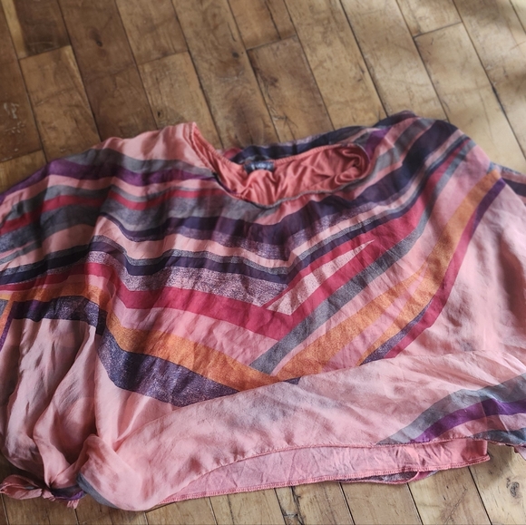 Striking lightweight, lined with tank top shirt. - Picture 2 of 5